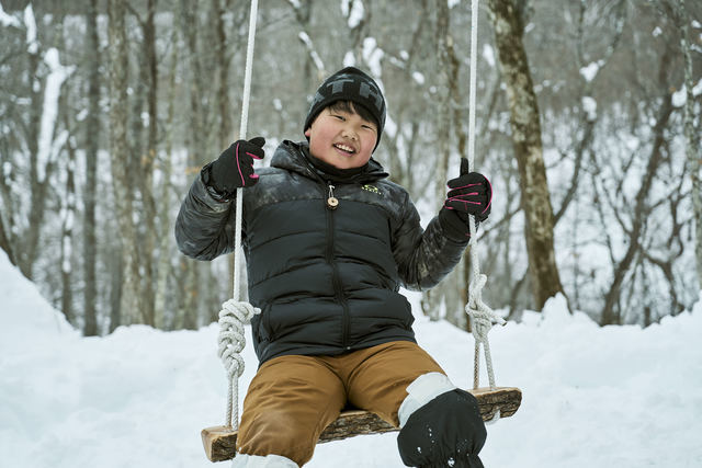 雪の中のブランコ楽しい！