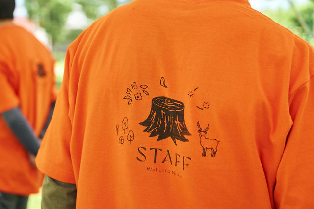 スタッフTシャツは自分たちで手刷りした